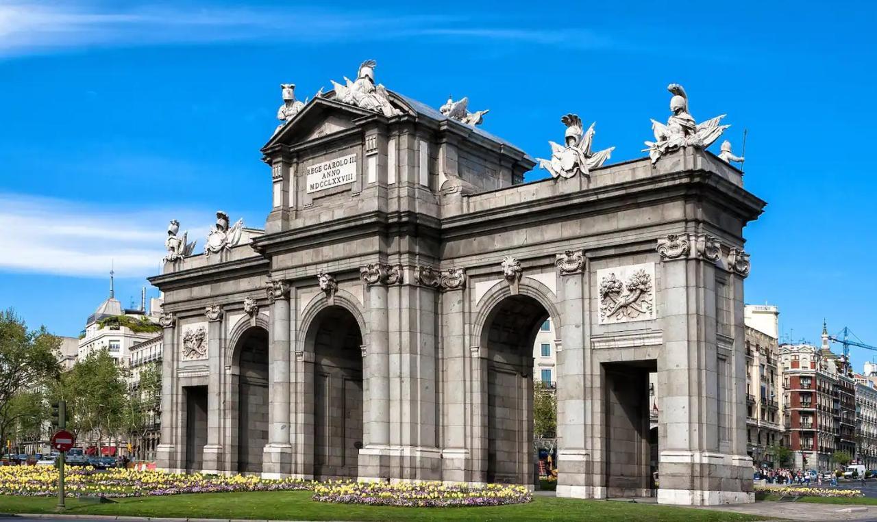 Apartamento Con Vistas Al Parque Del Retiro Madrid Luaran gambar