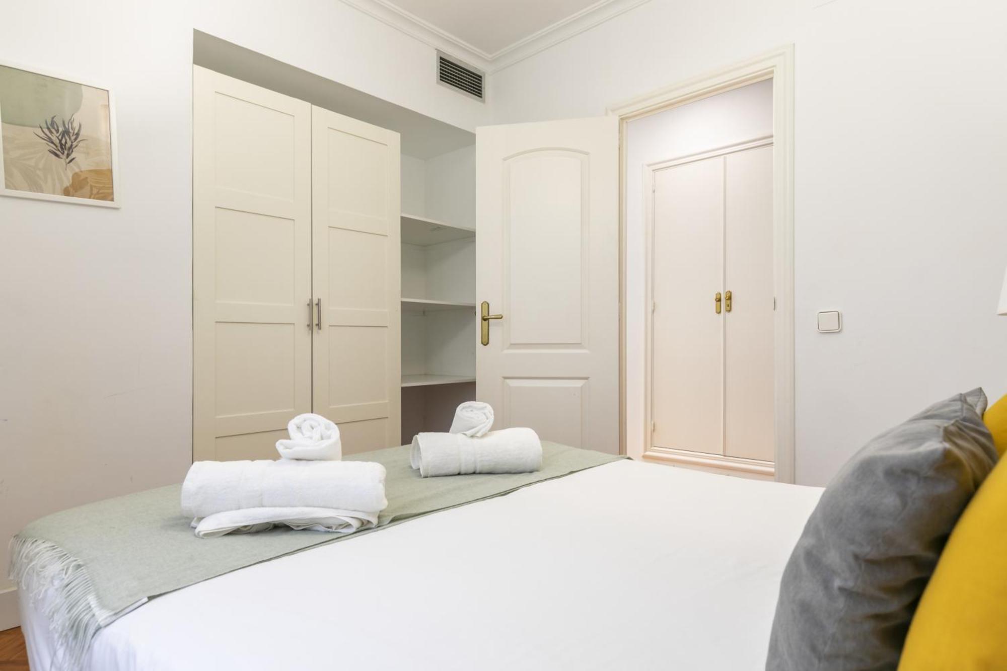Apartamento Con Vistas Al Parque Del Retiro Madrid Luaran gambar