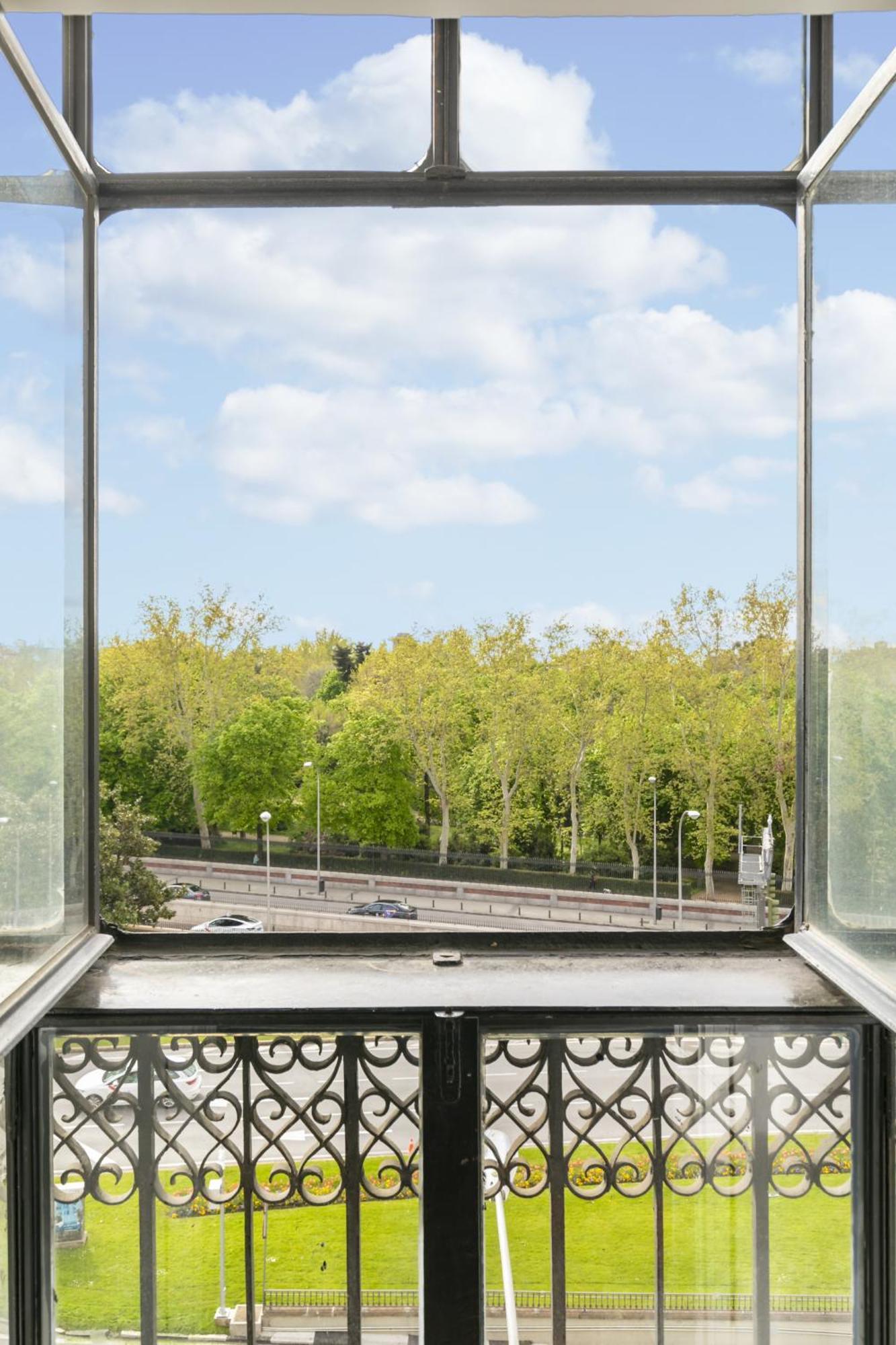 Apartamento Con Vistas Al Parque Del Retiro Madrid Luaran gambar
